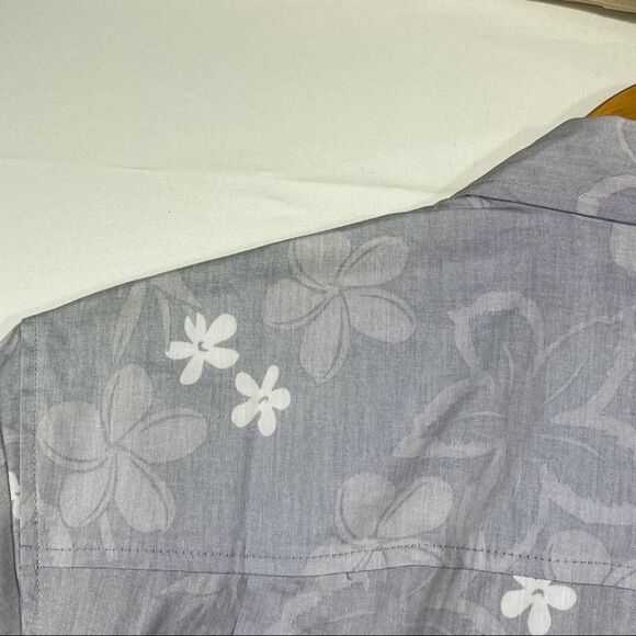 Premiums Hawaiian Grey/White Palm Trees Button Top - Picture 14 of 16